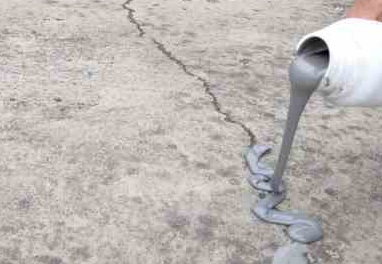 采用普通水泥砂浆抹封刚性防水屋面裂缝是错误操作
